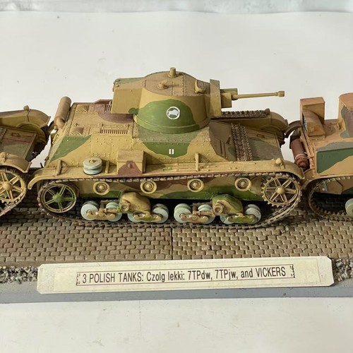 Gebautes 1/35 polnisches Panzer Set: Czolg Lekki 7TPdw, 7TPjw & Vickers mit Display Base - Bild 3 von 16
