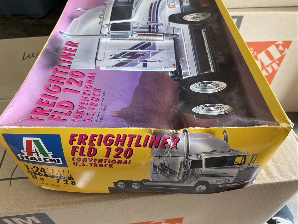 Italeri Freightliner FLD 120 Conventional US Truck 1:24 Model Kit Semi Open Box - Image 2 of 4