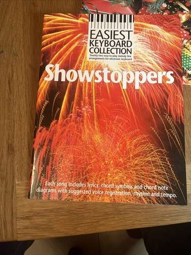 4 Easiest Keyboard Collection Songbooks - The Beatles, Showstoppers, Christmas - Picture 10 of 11
