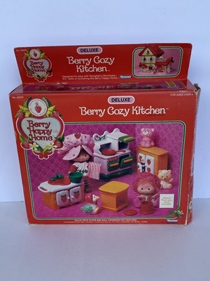 1984 Strawberry Shortcake Berry Cozy Kitchen Deluxe SEALED CONTENTS OPEN BOX