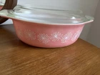 Pyrex Vintage Pink Daisy Divided Casserole Dish 1.5 Quart with Glass Lid. Nice!