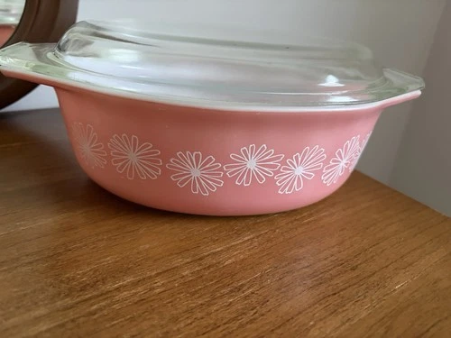 Pyrex Vintage Pink Daisy Divided Casserole Dish 1.5 Quart with Glass Lid. Nice!