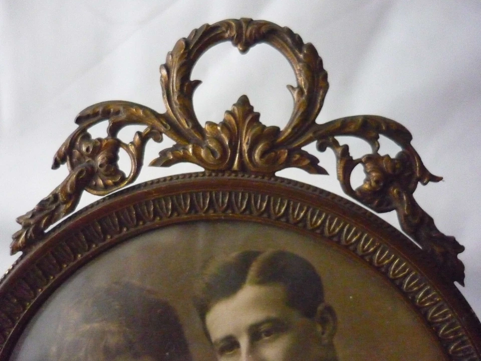 MARCO COLGANTE ANTIGUO REDONDO ORNAMENTADO BRONCE CON FOTO ANTIGUA Foto 2 de 4