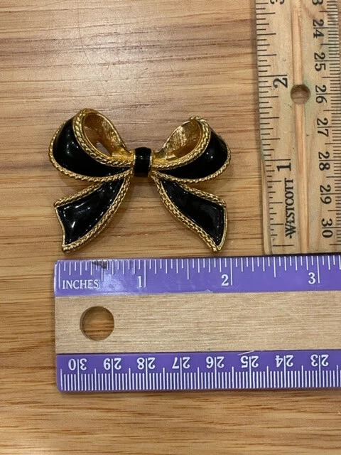 Clip de bufanda/bolo esmaltado negro y dorado vintage Kenneth Jay Lane para Avon Foto 4 de 4