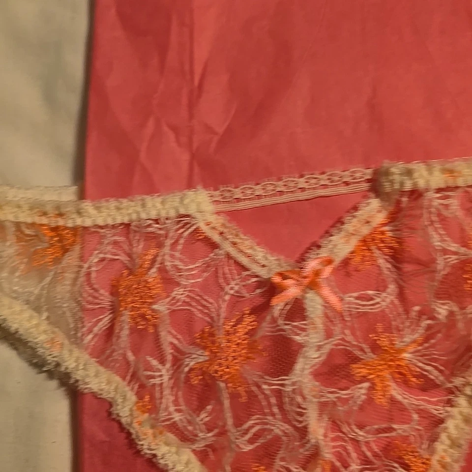Calcinha vintage Victoria's Secret pêssego renda transparente buraco na fechadura bochecha arco M nova sem etiquetas - Imagem 2 de 4