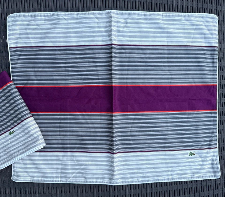 Juego de 2 fundas de almohada ESTÁNDAR de algodón a rayas gris púrpura Lacoste Foto 3 de 4