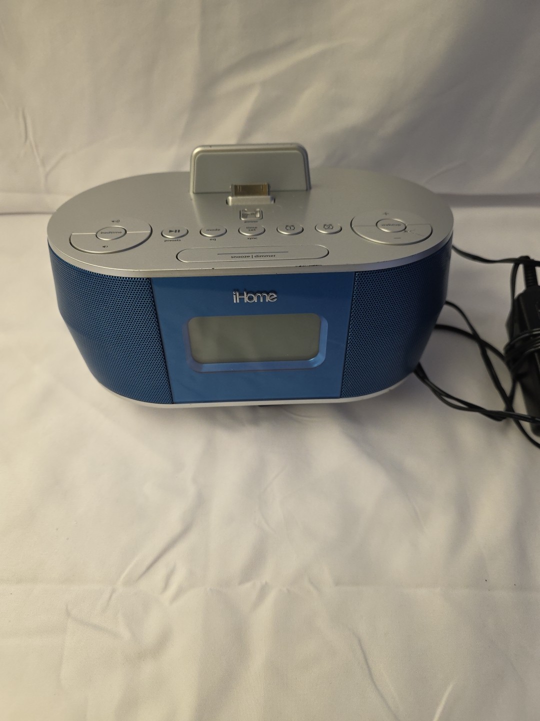 iHome iDN38 Dual Charging Stereo FM Clock Radio Blue.
