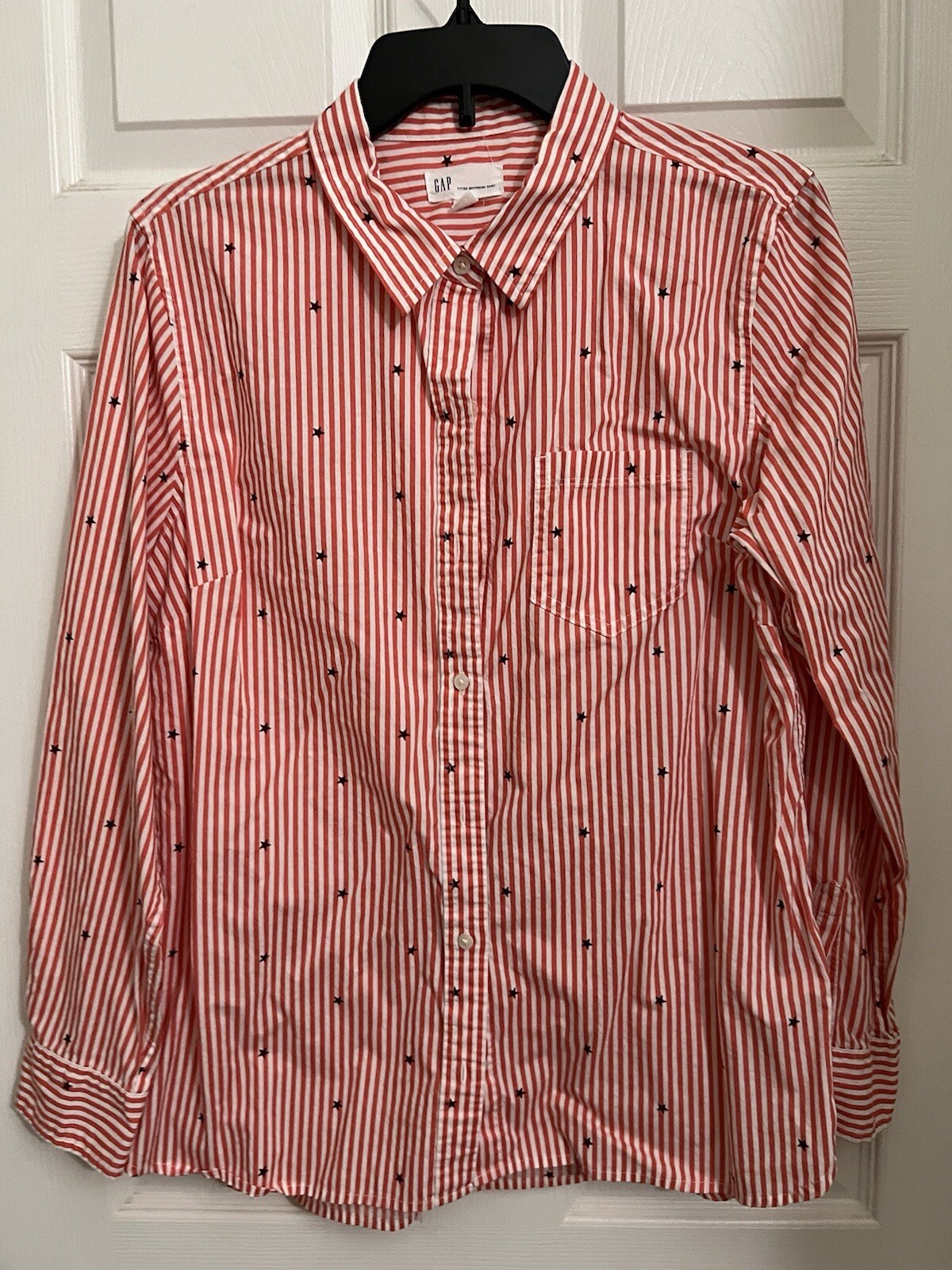 Women’s Gap Fitted Boyfriend Button Up Shirt, Long Sleeved. Size Large.