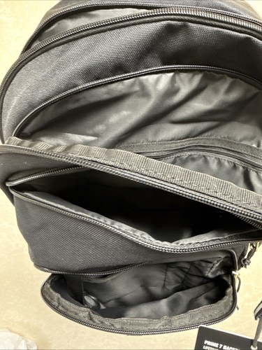 Mochila Excel, Bolso Deportivo Grande Duradero para Laptop, Negro/Dorado Metálico/Negro $80 - Imagen 14 de 15