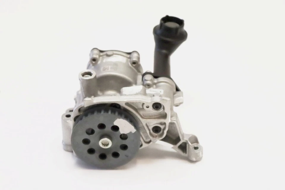 Vacuum / Oil Pump for VW Volkswagen Golf 1.6 & 2.0 TDi - 04L145208D - Image 2 of 4