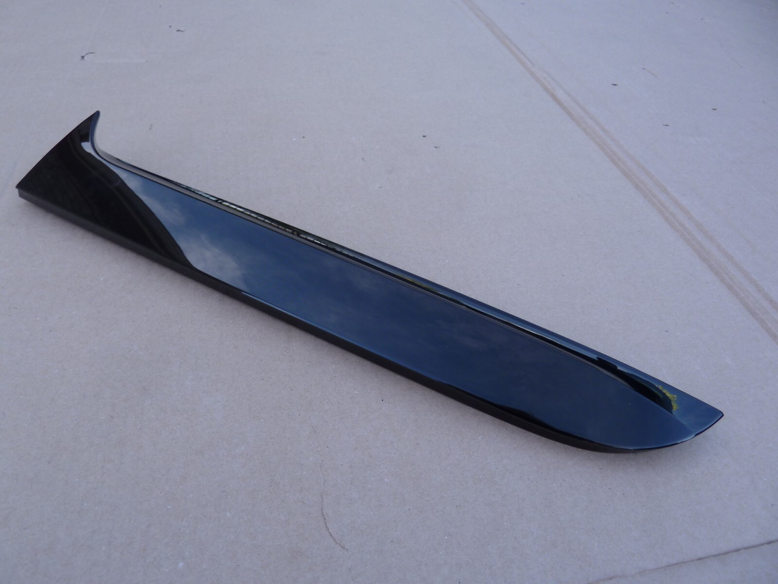 BENTLEY Bentayga Drivers Side Left Rear Back Glass Edge Molding Trim Garnish