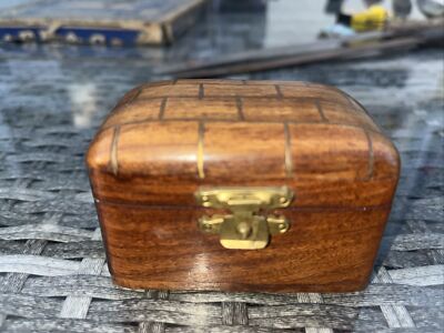 kleine Holzkiste mit Deckel