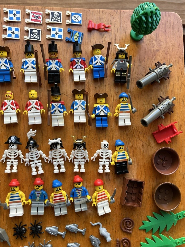LOT 60 Vintage Lego Imperial Bandits, Soldiers Minifigures PIRATES w/Chest - Image 4 of 4