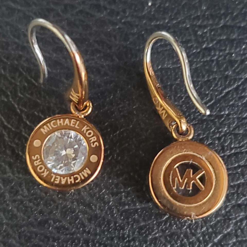 Pendientes colgantes Michael Kors oro rosa con cristales transparentes y logotipo MK delicados Foto 2 de 4