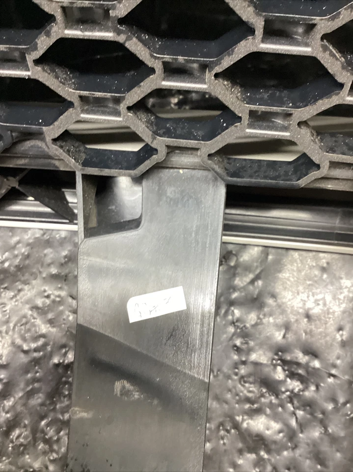 Ram 1500 68234161AA 2009-2012 NUEVO FABRICANTE DE EQUIPOS ORIGINALES MOPAR parrilla delantera color panal Foto 3 de 4