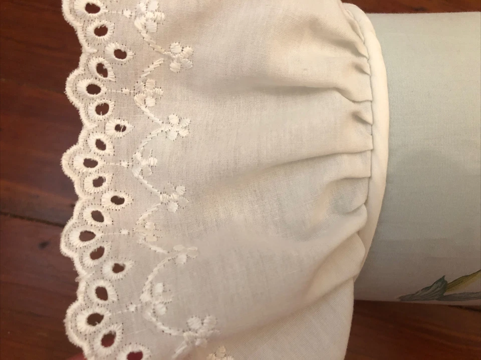 Almohada enrollable cuello croscill de colección azul floral blanco ojales volantes Cottagecore Foto 4 de 4