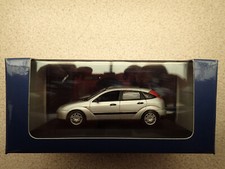 Ford Concessionario Modello 433 087023 1:43 Ford Focus MK1 2002 5 Porte Argento Non Esposto