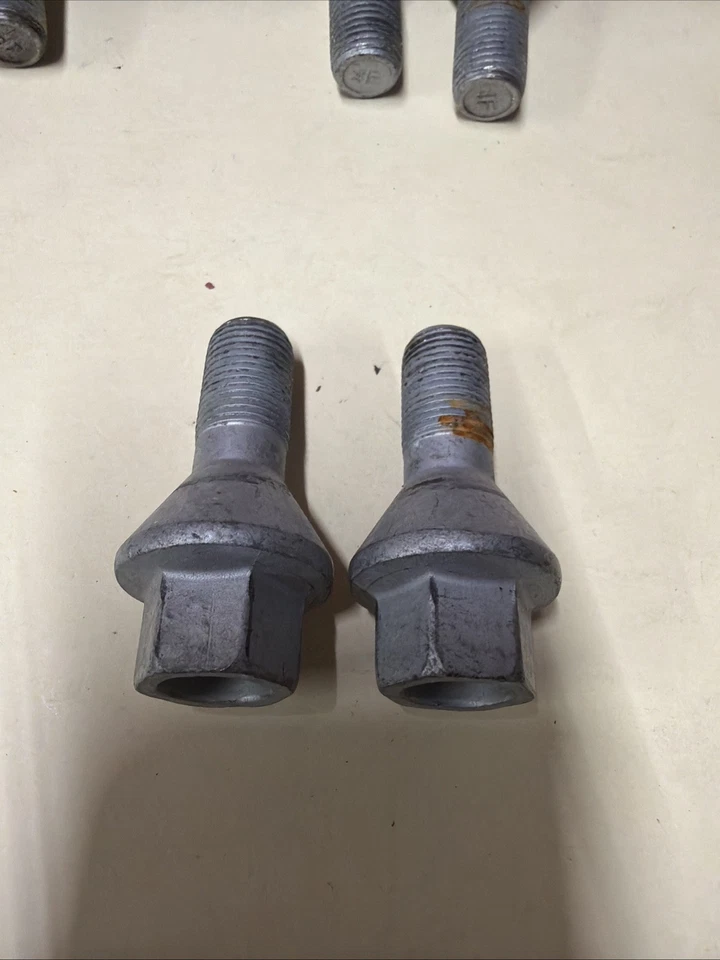 Juego de 2 pernos de rueda RAM PROMASTER 14-24 1500 - 3500 OEM usados MOPAR 68095788AA Foto 2 de 4