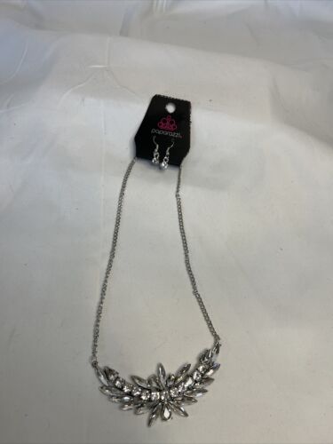 Paparazzi “HEIRS And Graces” White Necklace and Earrings NWT - Afbeelding 1 van 3