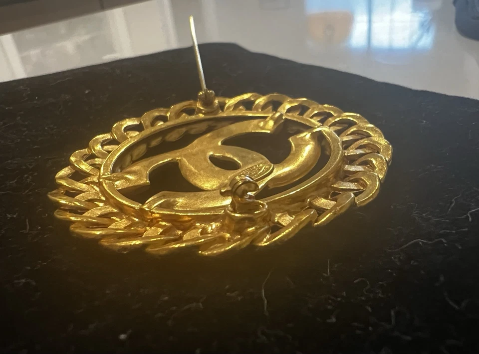 Chanel Vintage 1980s CC Logo Chain Link Medallion Brooch Gold Plated W/Tag/Box - Image 3 of 4
