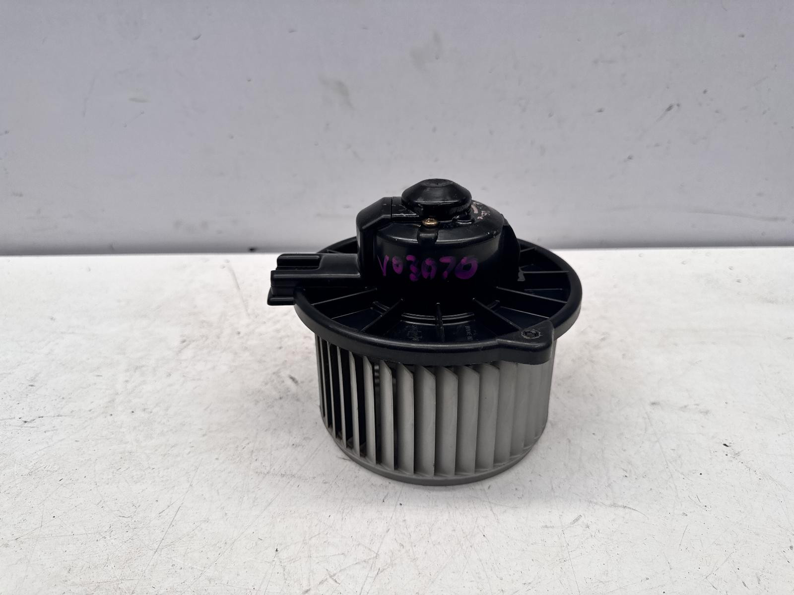 Toyota Echo Heater Fan Motor NCP10 10/1999-09/2005 - thumbnail 2