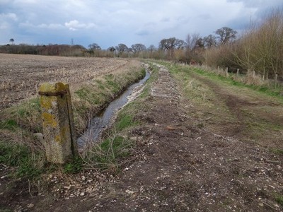 Foto A2 Abfluss an der Feldgrenze Walkford Blick vom öffentlichen Fußweg c2013