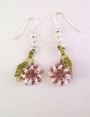 Handarbeit Nadel Spitze gehäkelt Ohrhänger taupe Farbe Blumen mit grünen Blättern