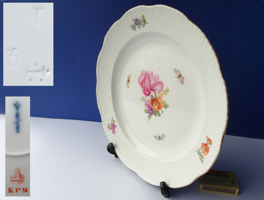 KPMプレート、 KPM Porcelain Plate Old- Osier Edge Flowers Butterfly, around 1919