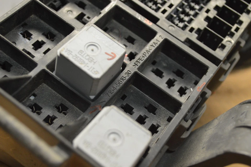 Ford Fusion Mercury Milan 2006-09 motor bajo capó 54714630 caja de fusibles 34-18C1 Foto 4 de 4