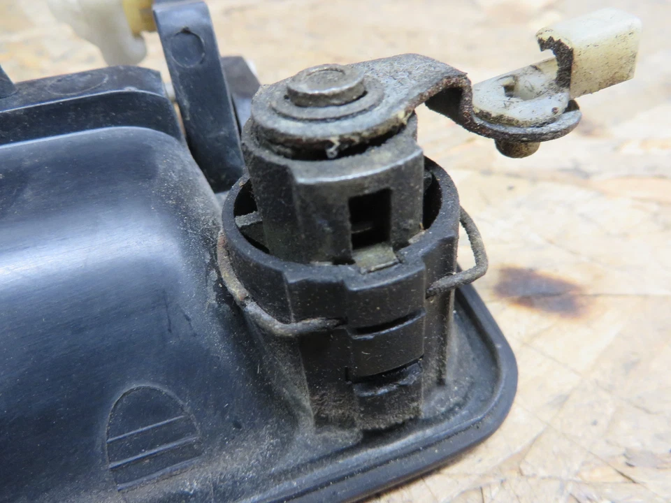 GEO TRACKER 91-96 1991-1996 EXTERIOR DOOR HANDLE w/o KEY PASSENGER RH - Image 3 of 3