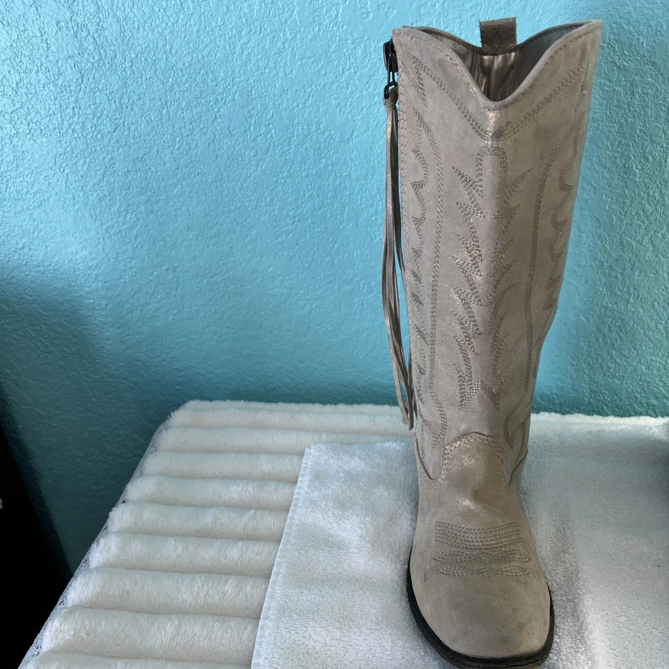 BOTAS VAQUERAS BIG BUDDHA TALLA 8 ORO CREMA BRILLO CON CREMALLERA Y BORLAS LATERALES Foto 4 de 4