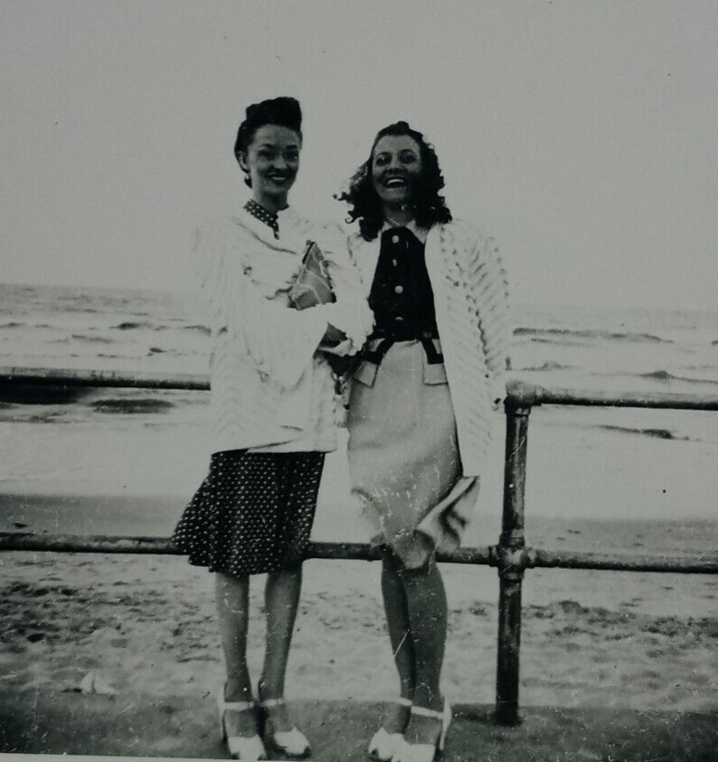 Ocean Breeze Ladies Railing Shoes 50s Teen Girls Fashion B&W