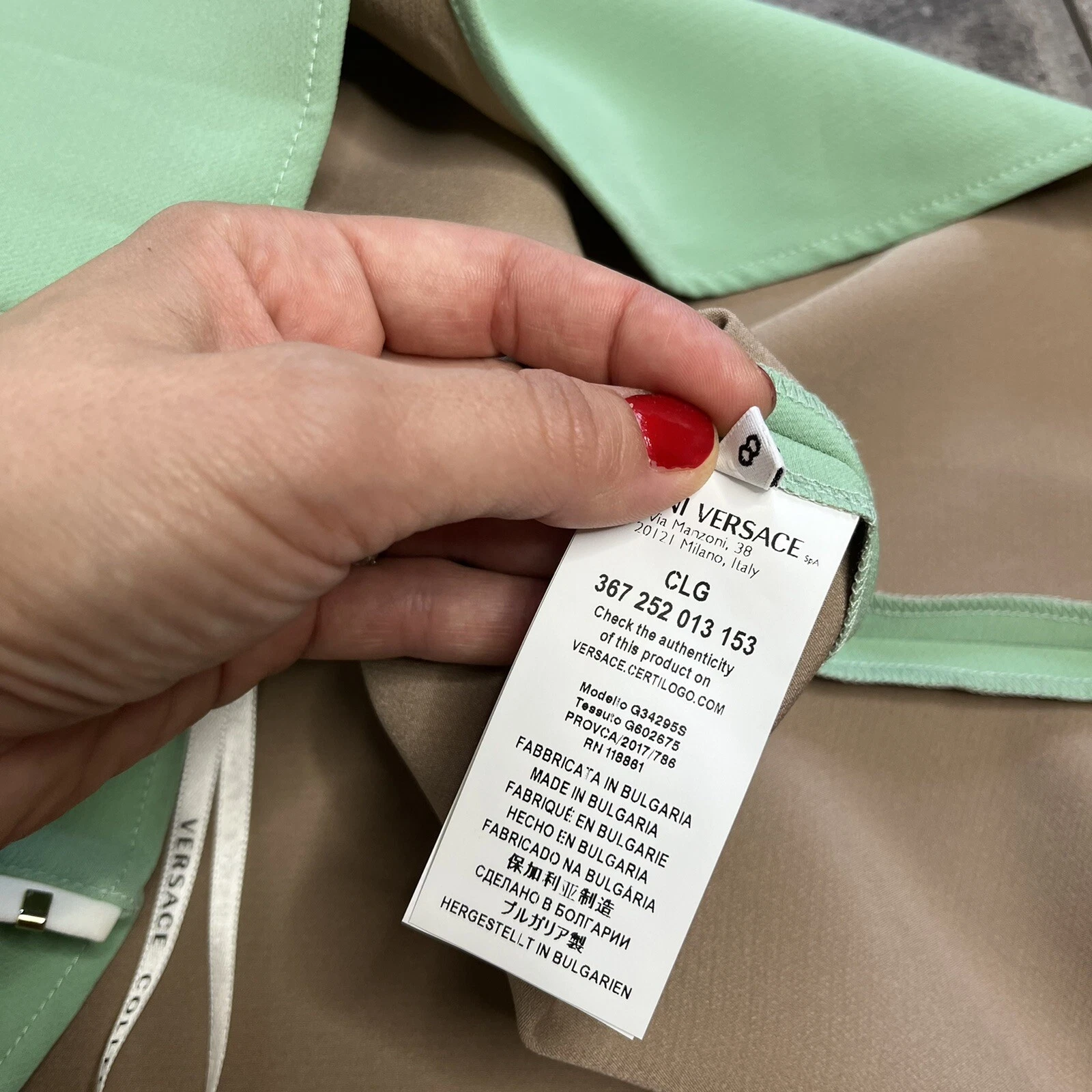 VERSACE Top oscillante senza maniche verde zecca 6 (42 euro)