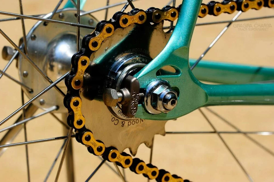 Cadena de bicicleta de pista Izumi V súper resistente dorada - estándar 1/8" o 3/32" estrecha NJS Foto 3 de 4