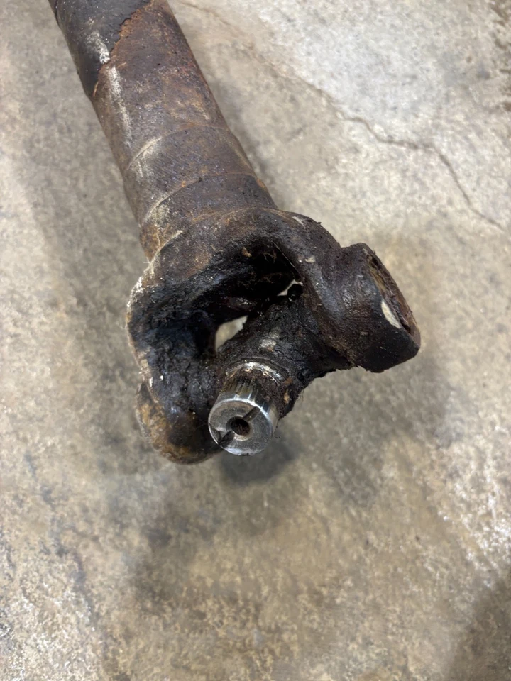 1967 1972 CHEVROLET GMC K20 4WD REG CAB LONG BED 3/4 TON REAR DRIVESHAFT SHAFT - Image 3 of 4