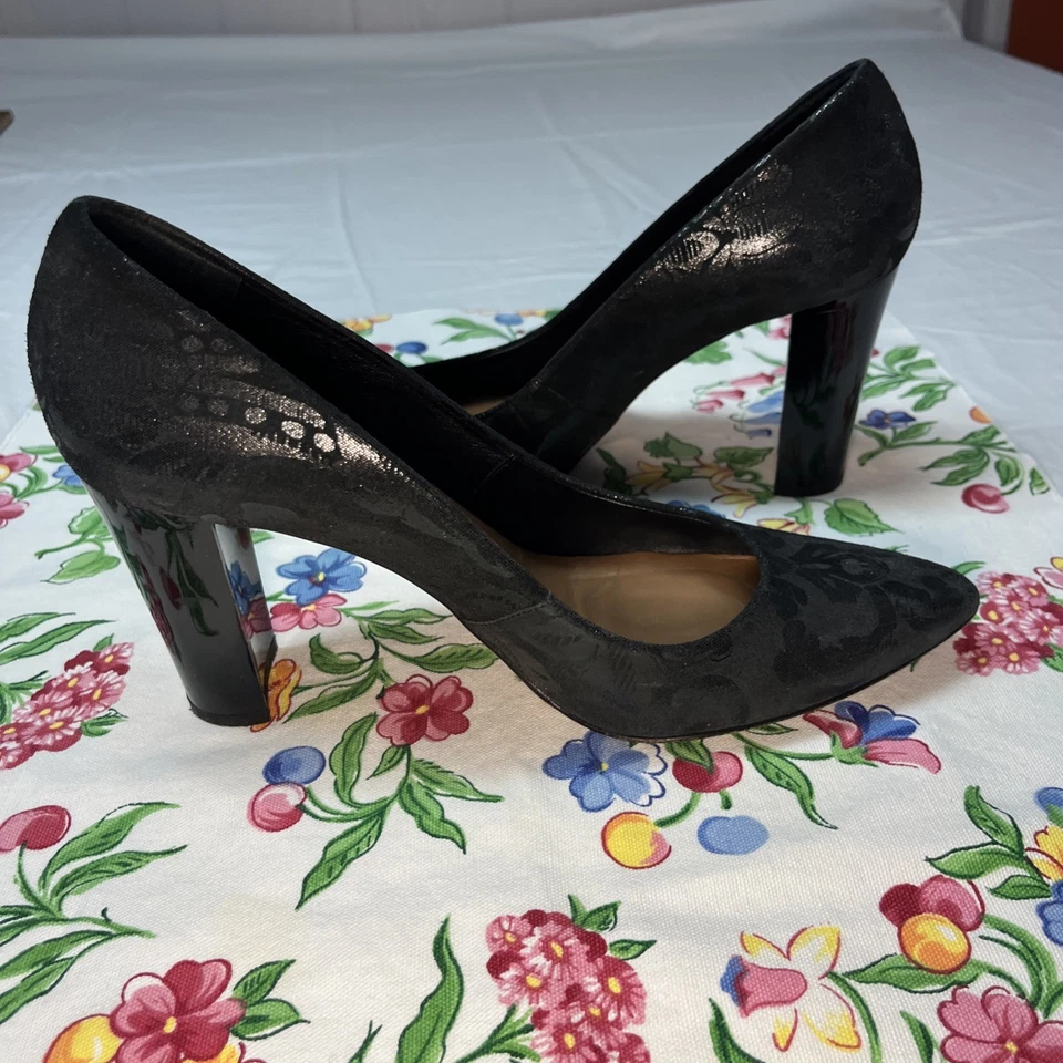 Donald J. Pliner Bonita Paisley Ornate Shyne Suede Leather Black Pumps Size 8.5  Foto 4 de 4