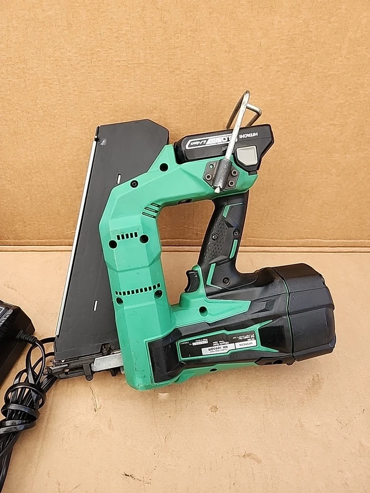 Бесщеточный беспроводной гвоздезабивной пистолет Hitachi NR1890DR 18 В с 2 аккумуляторами и зарядным устройством - Изображение 2 из 4