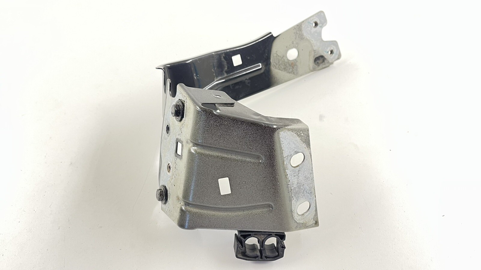 14-23 MASERATI QUATTROPORTE DRIVER LEFT FRONT FENDER BRACKET SUPPORT MOUNT OEM