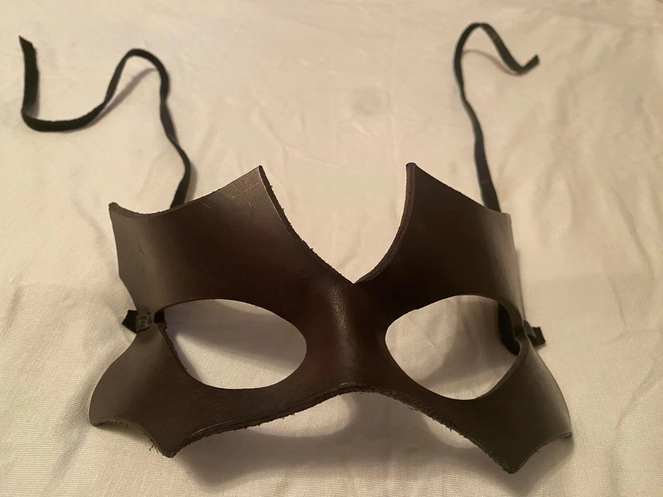 Máscara de carnaval hecha a mano de cuero negro de Halloween para adultos Foto 2 de 4