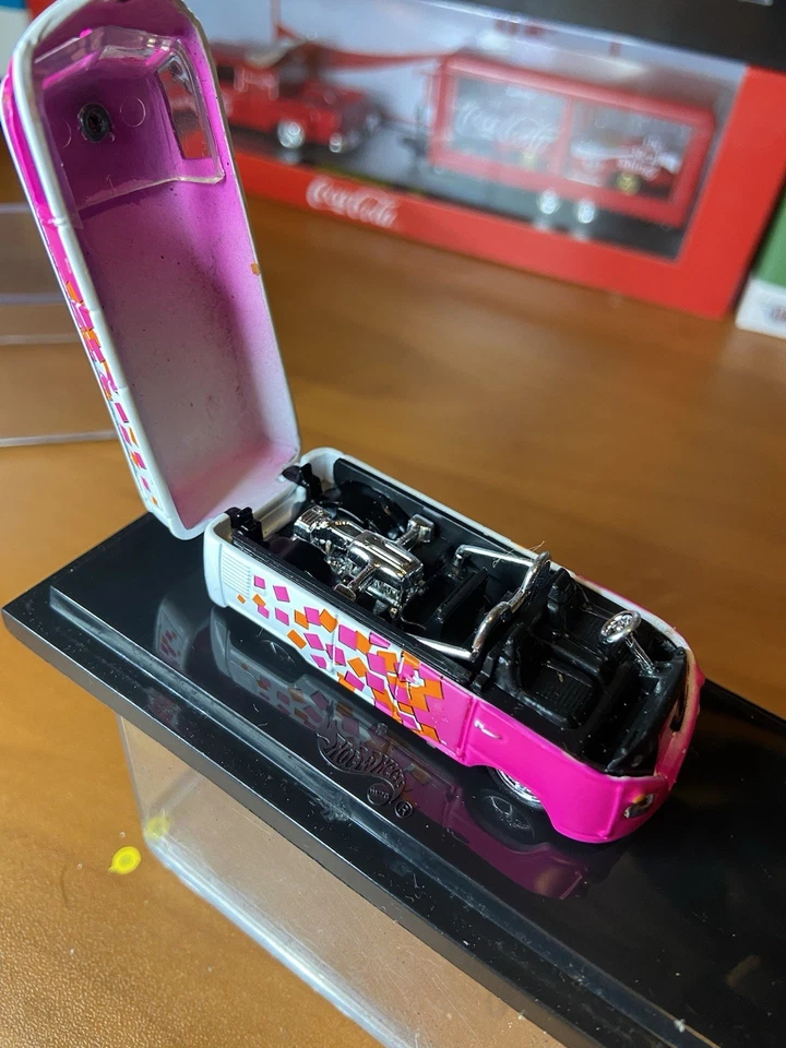 Microbús Volkswagen 100 % HotWheels caja negra vintage rosa y blanco suelto Foto 4 de 4