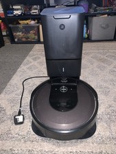 iRobot Roomba i7+ Robot Aspirapolvere e Base di Pulizia Svuota Automatica (ADE-N2) - Modello UK