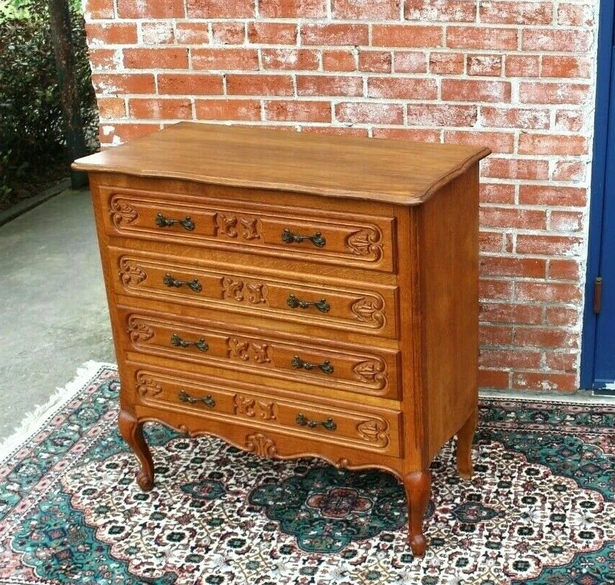 Cómoda antigua pequeña de roble francés Luis XV | Cómoda antigua de 4 cajones con detalle tallado Foto 3 de 4