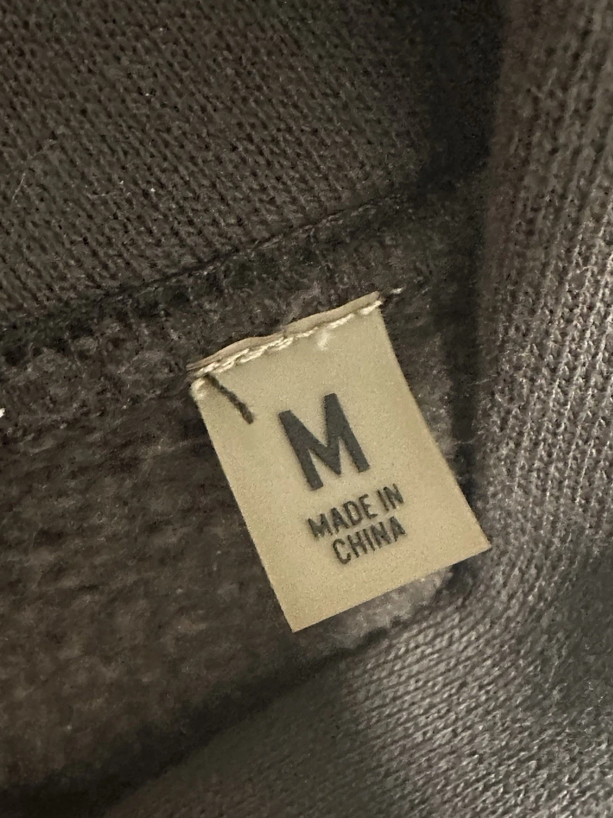 Felpa con cappuccio Essentials Fear Of God 1977 Iron indossata