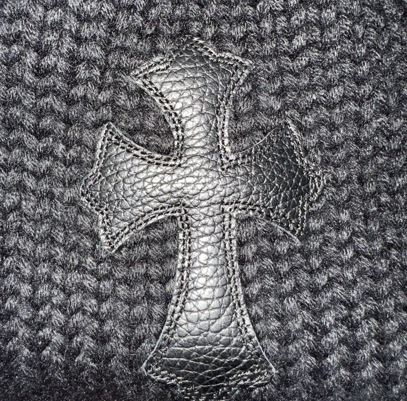 Gorro tejido negro Chrome Hearts con parche cruzado de cuero Foto 3 de 4