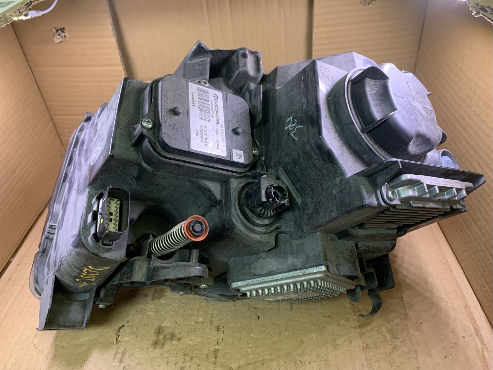 2014 Jeep Grand Cherokee Headlight OEM HID Xenon Non AFS Right  