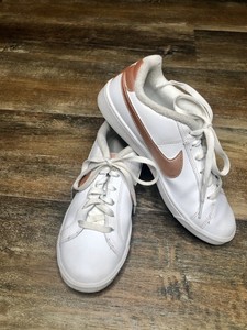 white and gold tennis shoes