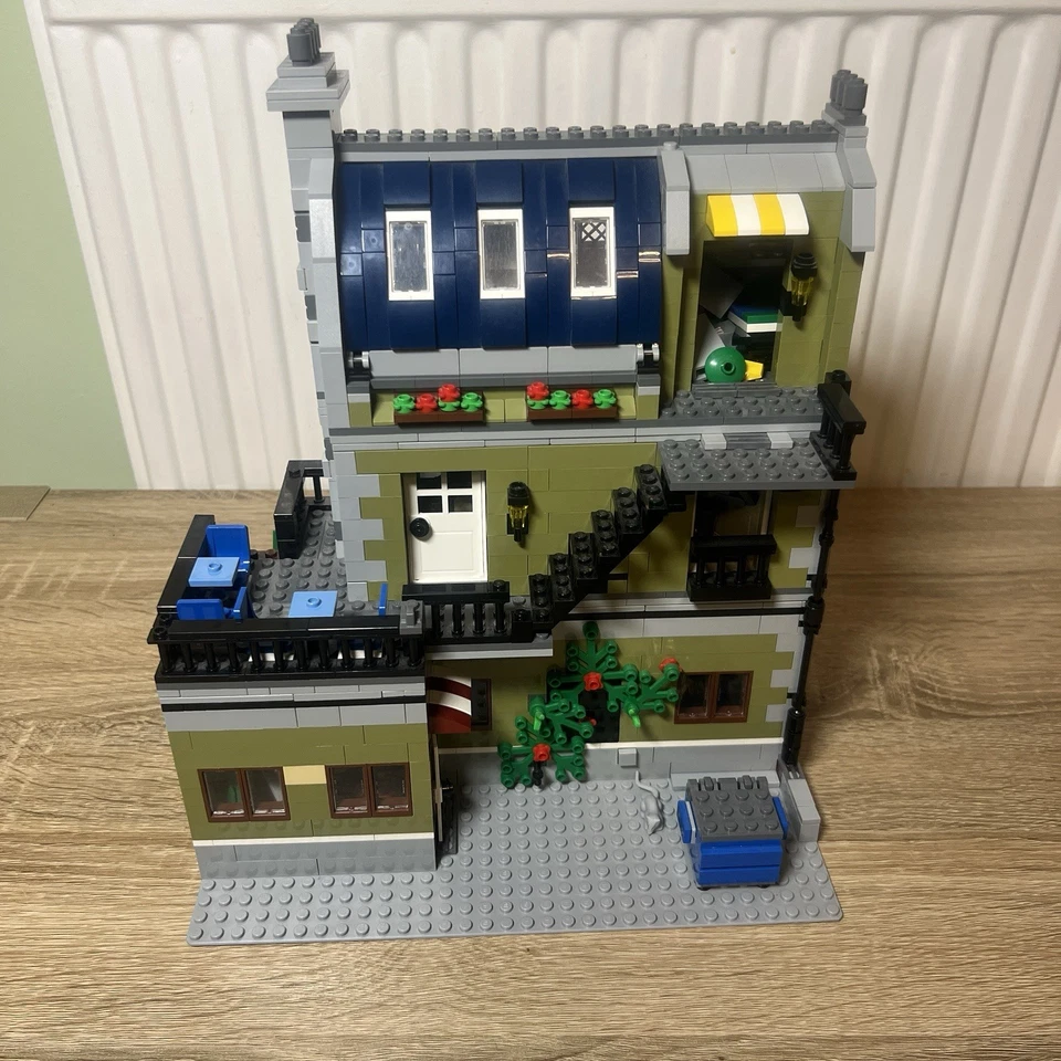 LEGO Modular Buildings 10243 Parisian Restaurant, photo 2 of 4