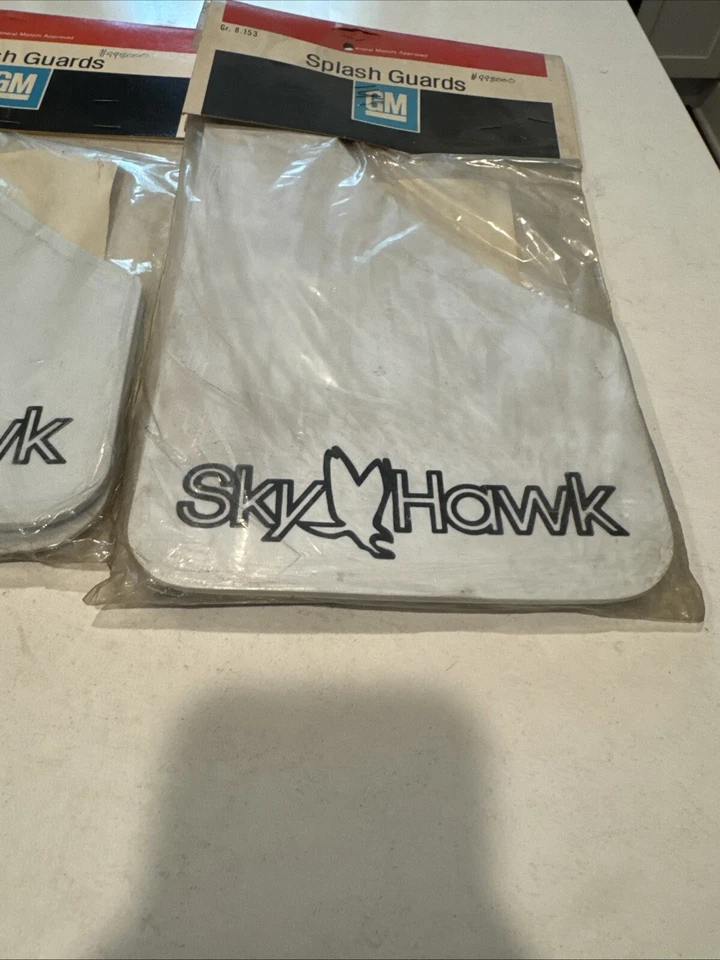 Nuevo de Lote Antiguo GM 998000 Buick Skyhawk Guardabarros Salpicaduras Blanco  Foto 3 de 4