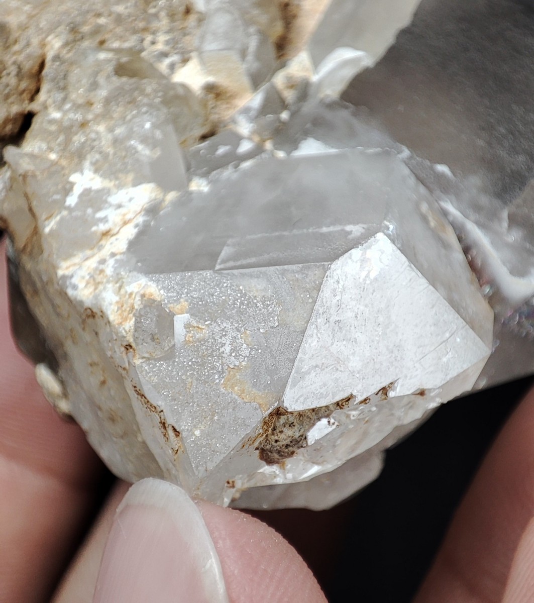 置物 Gwindel 85-gm Gwindel Quartz Crystal Specimen with Sagenite Var. Rutile