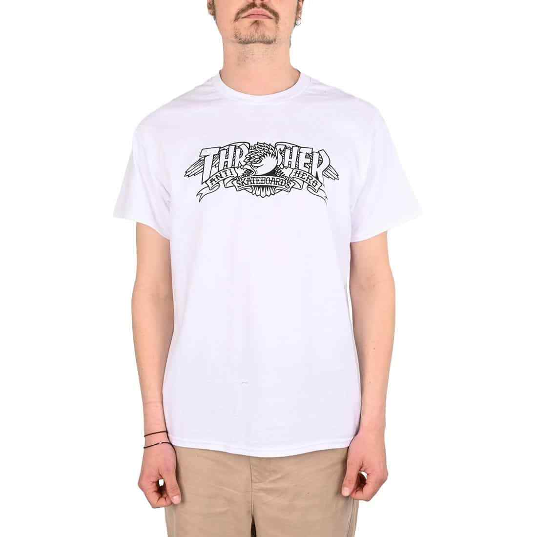 Thrasher X Anti Héroe Revista Letrero S/S Camiseta - Blanco